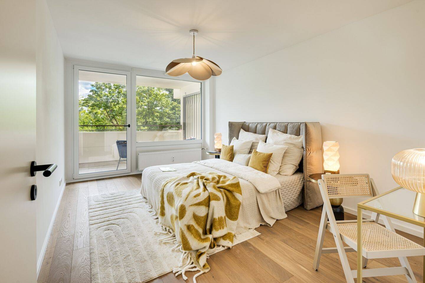 Exklusive 3,5-Zimmer-Wohnung mit 2 Loggien, EnSuite-Bad und XXL-Wohnküche – München – Vorschaubild 2