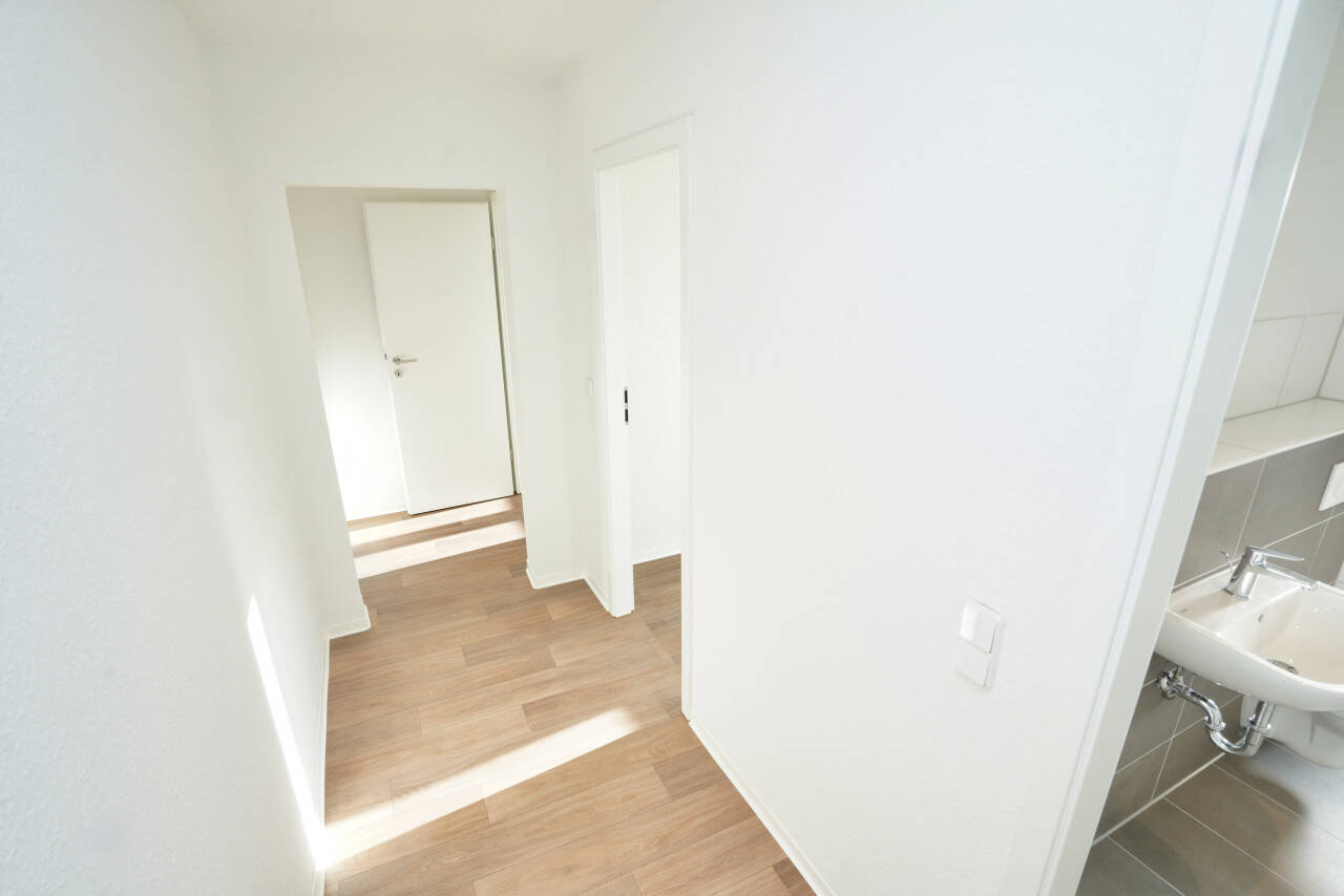 Erstbezug / Dusche / großes Wohnzimmer – Chemnitz – Vorschaubild 7