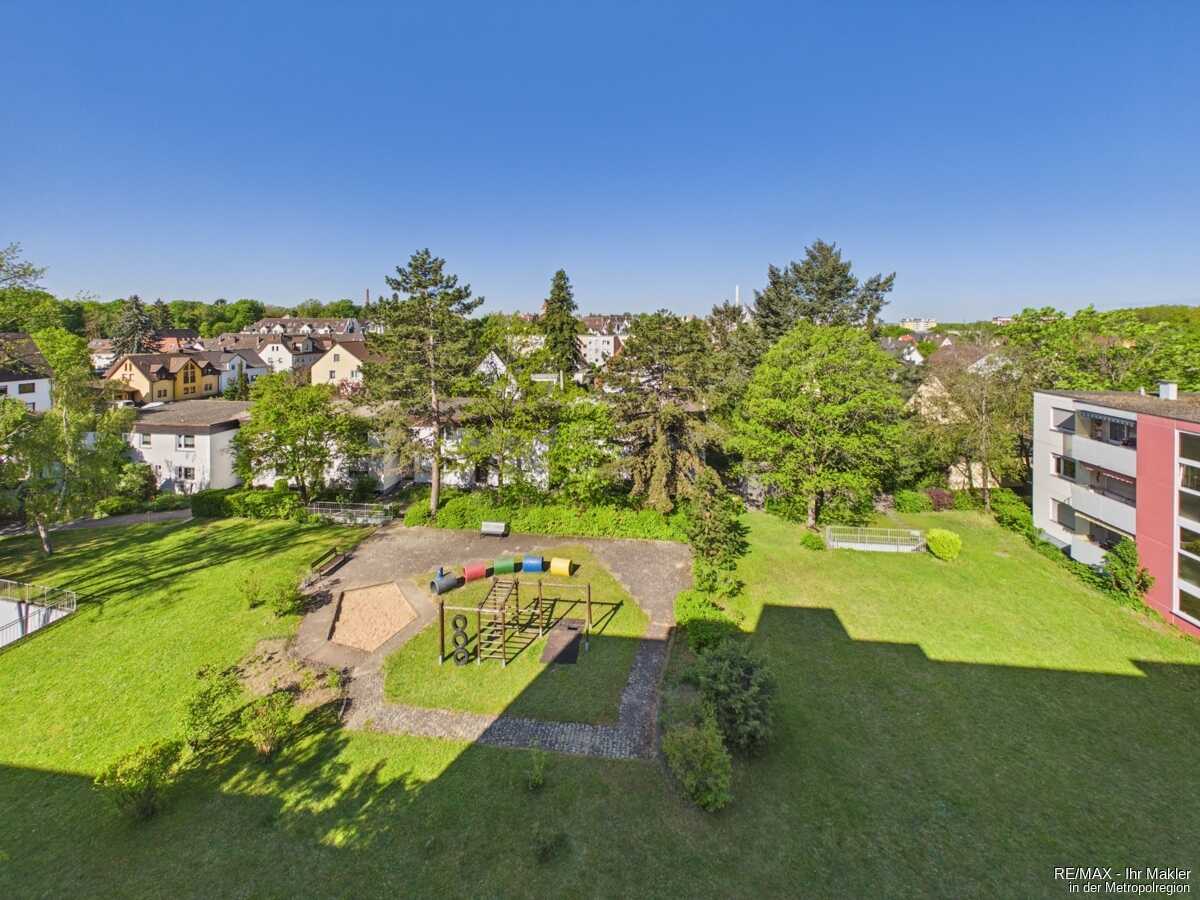 Westblick vom Balkon, geräumig und alles "Neu" für Sie