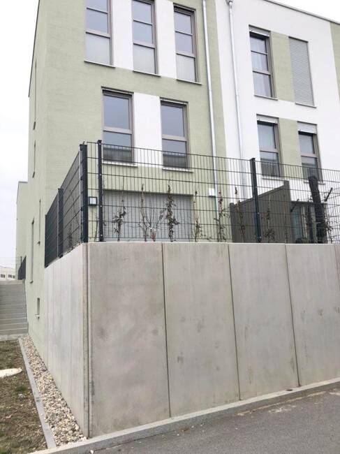 Frei, neuwertig, mit vielen Extras: Chices Reihenendhaus, unterkellert, mit 2 TG-Stellplätzen, etc.