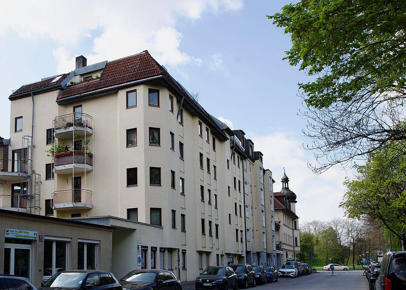 Klassiker in Schwabing: 2-Zimmer mit Balkon, Lift und Parker! – München – Vorschaubild 3