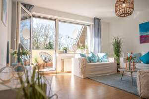 Wunderschöne, kleine Wohnung - komplett renoviert mit sehr großem Balkon und Blick ins Grüne