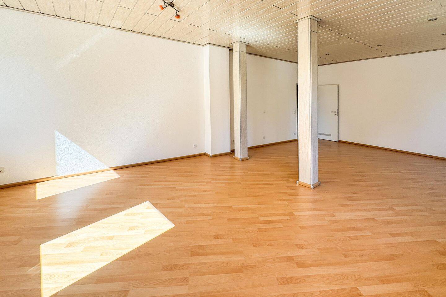 Bezugsfreie 4-Zimmer-Wohnung mit Balkon und zwei Bädern im Herzen von Fürth – Fürth – Vorschaubild 2