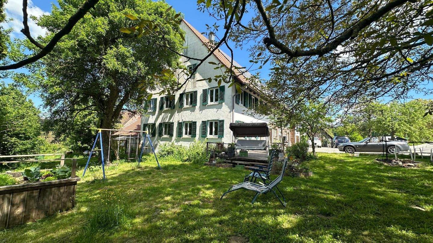 Bauernhaus mit Scheune, Nebengebäuden und viel Land zu verkaufen! – Attenweiler – Bild 1 von 9