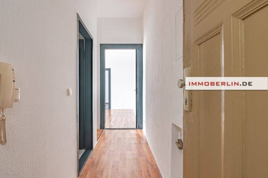 IMMOBERLIN.DE - Helle einzugsfreie Altbauwohnung mit ruhiger Terrasse in beliebter Kiezlage – Berlin – Vorschaubild 2