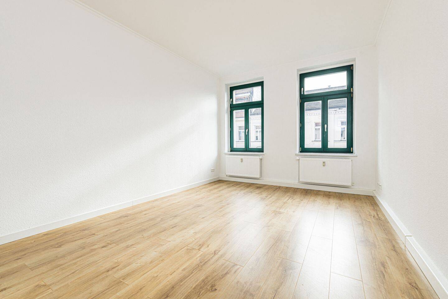 Stilvolles Wohnen für Singles oder Paare - 2-Zimmer-Altbauwohnung mit Balkon