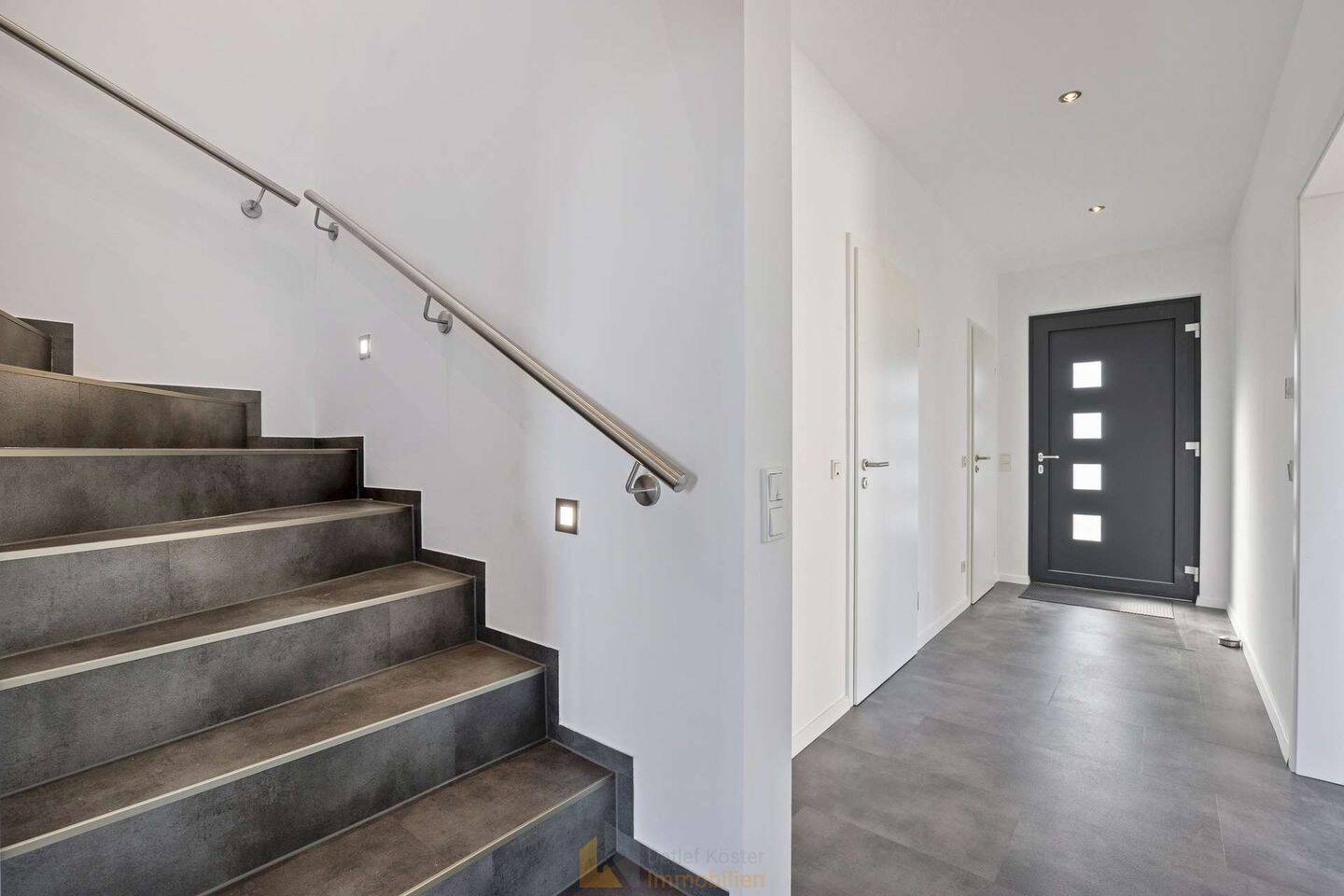 Zeitgemäß Wohnen mit Weitblick. Massive Doppelhaushälfte mit Wärmepumpe, PV-Anlage und Wallbox! – Neustadt (Wied) – Bild 1 von 7
