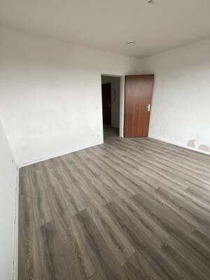 Zentral gelegene 2-Zimmer-Balkonwohnung mit neuem Laminat - jetzt 500EUR Einkaufsgutschein sichern! – 47179 Duisburg – Vorschaubild 6