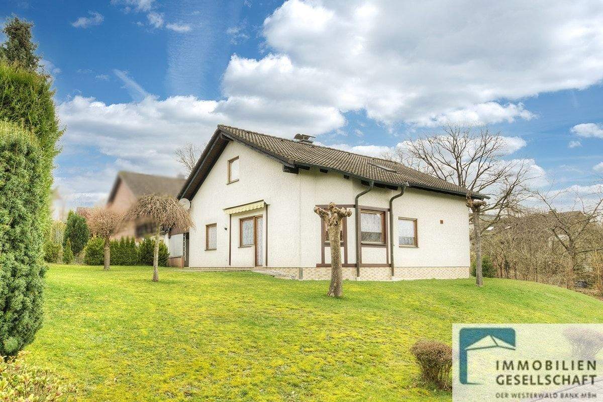 Kompaktes Einfamilienhaus in ruhiger Wohnlage von Flammersfeld! – Flammersfeld – Bild 1 von 9