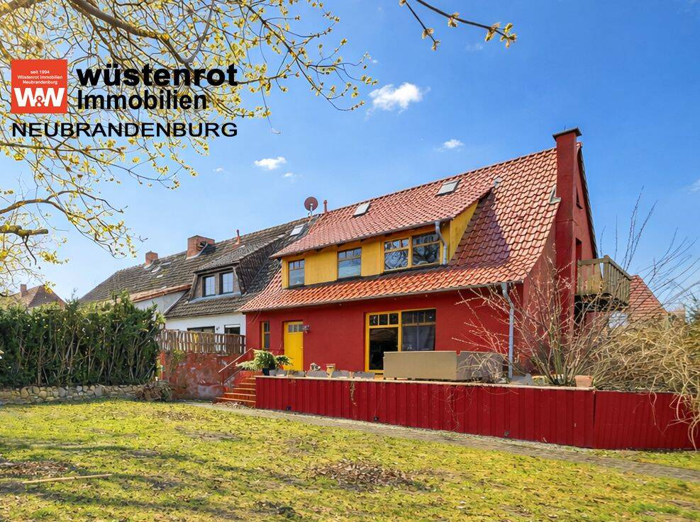 DIE BESONDERE IMMOBILIE: WOHNHAUS MIT EINBAUKÜCHE + KOCHHEXE + KAMINOFEN + PHOTOVOLTAIKANLAGE – Malchow – Bild 1 von 9