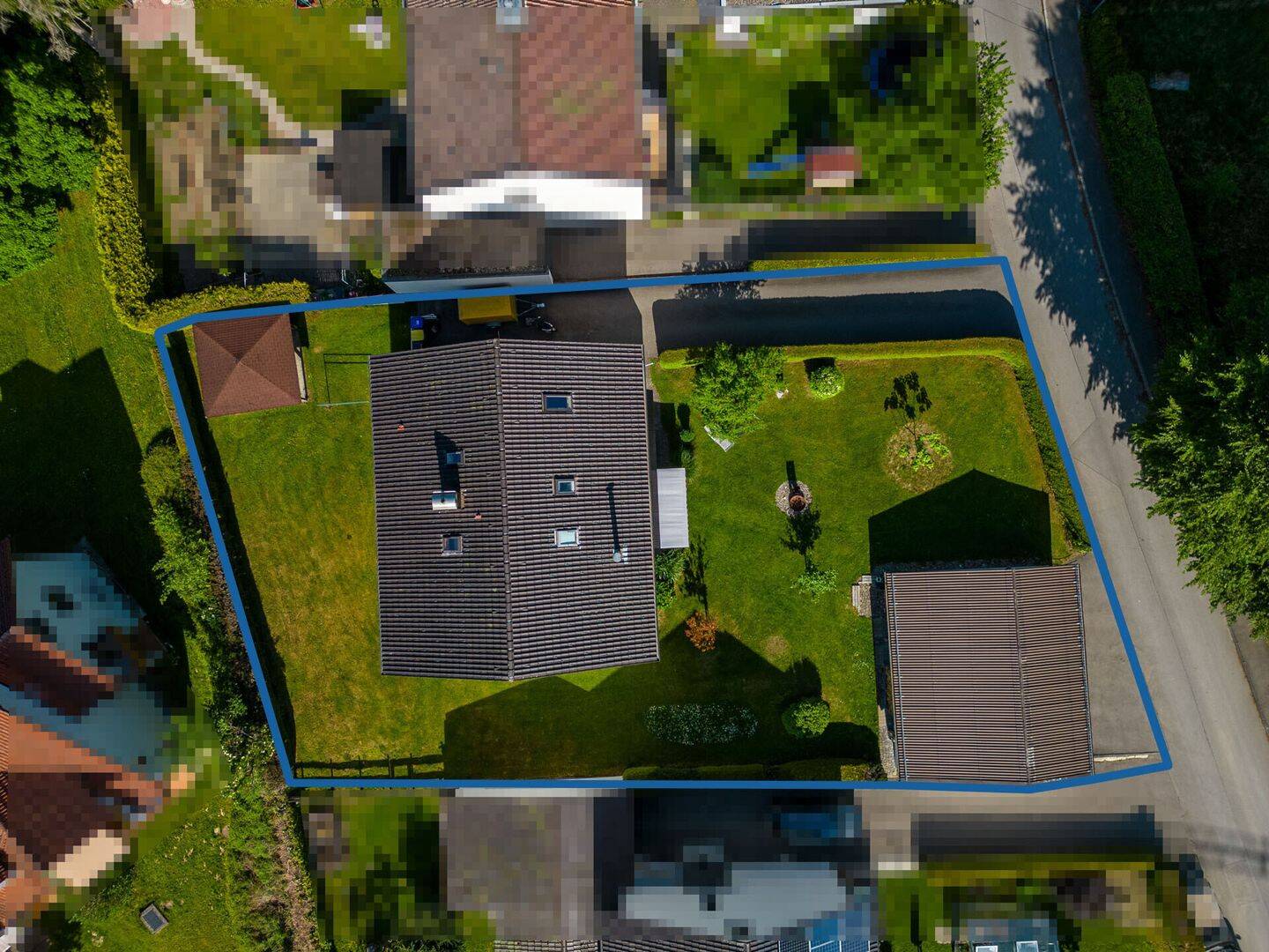 Gepflegtes Zweifamilienhaus mit großem Garten, drei Garagen und vielseitigen Nutzungsmöglichkeiten – Isny im Allgäu – Vorschaubild 8