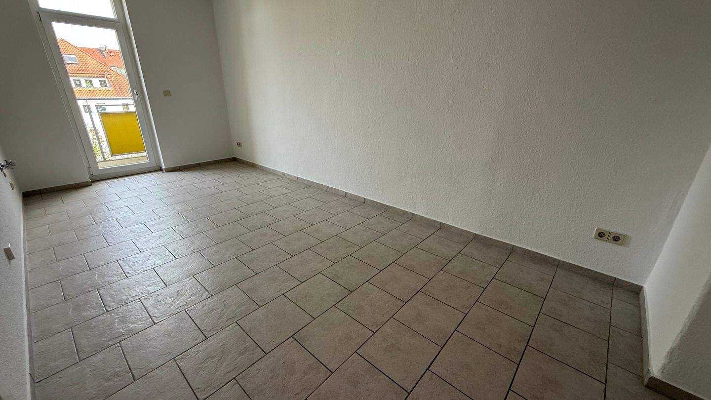 Dachgeschoss + Fußbodenheizung + großer Balkon + Bad mit Fenster – Chemnitz – Vorschaubild 9