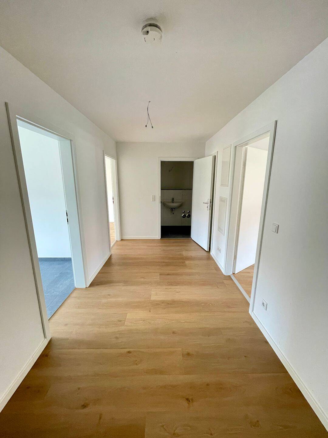 Helle und großzügige 3-Zimmer-Wohnung mit EBK – Nürnberg – Vorschaubild 2
