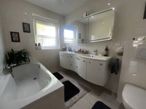 Familienfreundliche 4-Zimmer-Eigentumswohnung mit Terrasse, Gartenanteil, Garage und Keller – 63071 Offenbach am Main – Vorschaubild 2