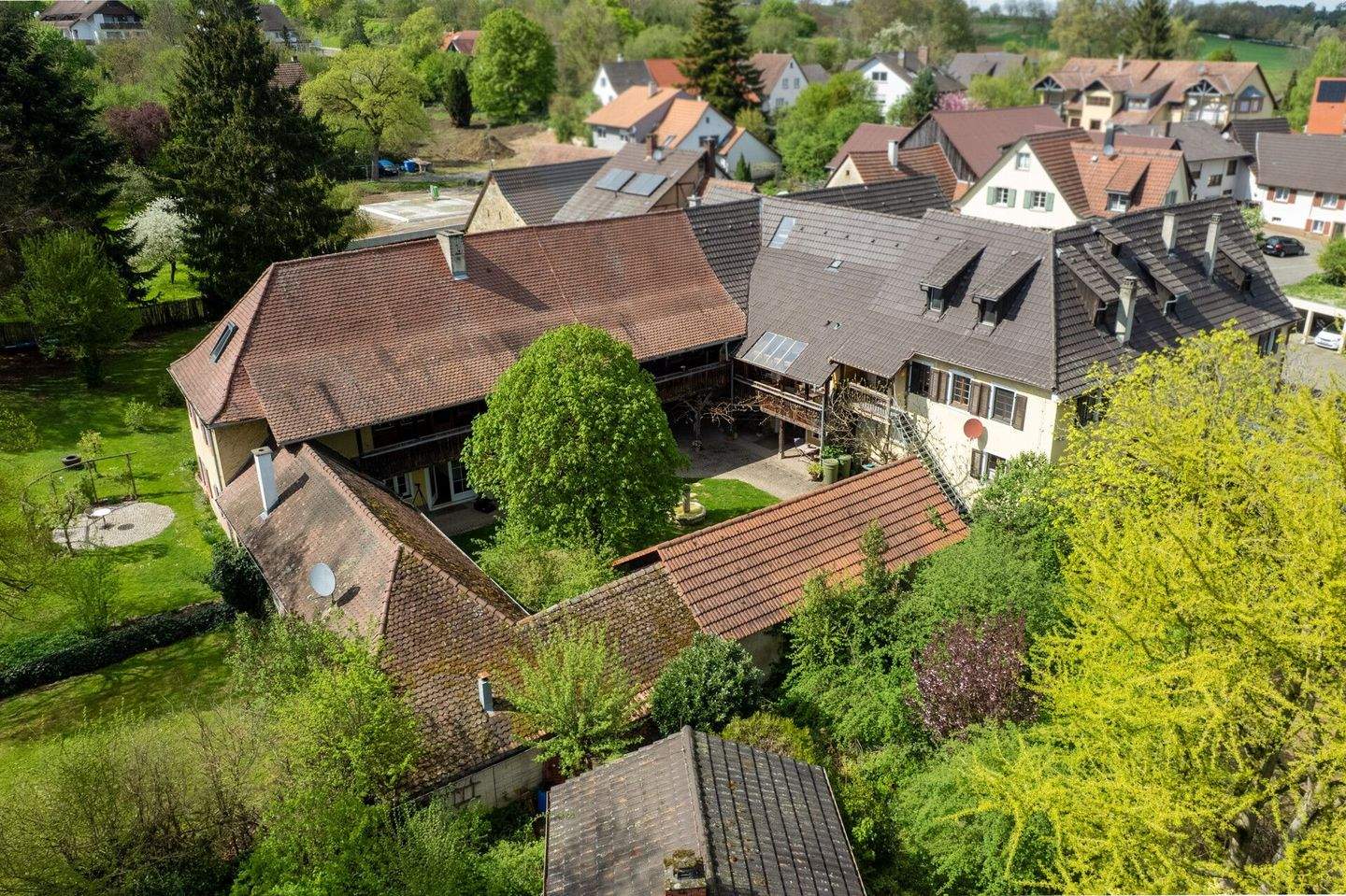 Historisches Ensemble mit Pferdehaltung, ehemaligem Gasthaus und Wohnungen – Bad Bellingen – Vorschaubild 3