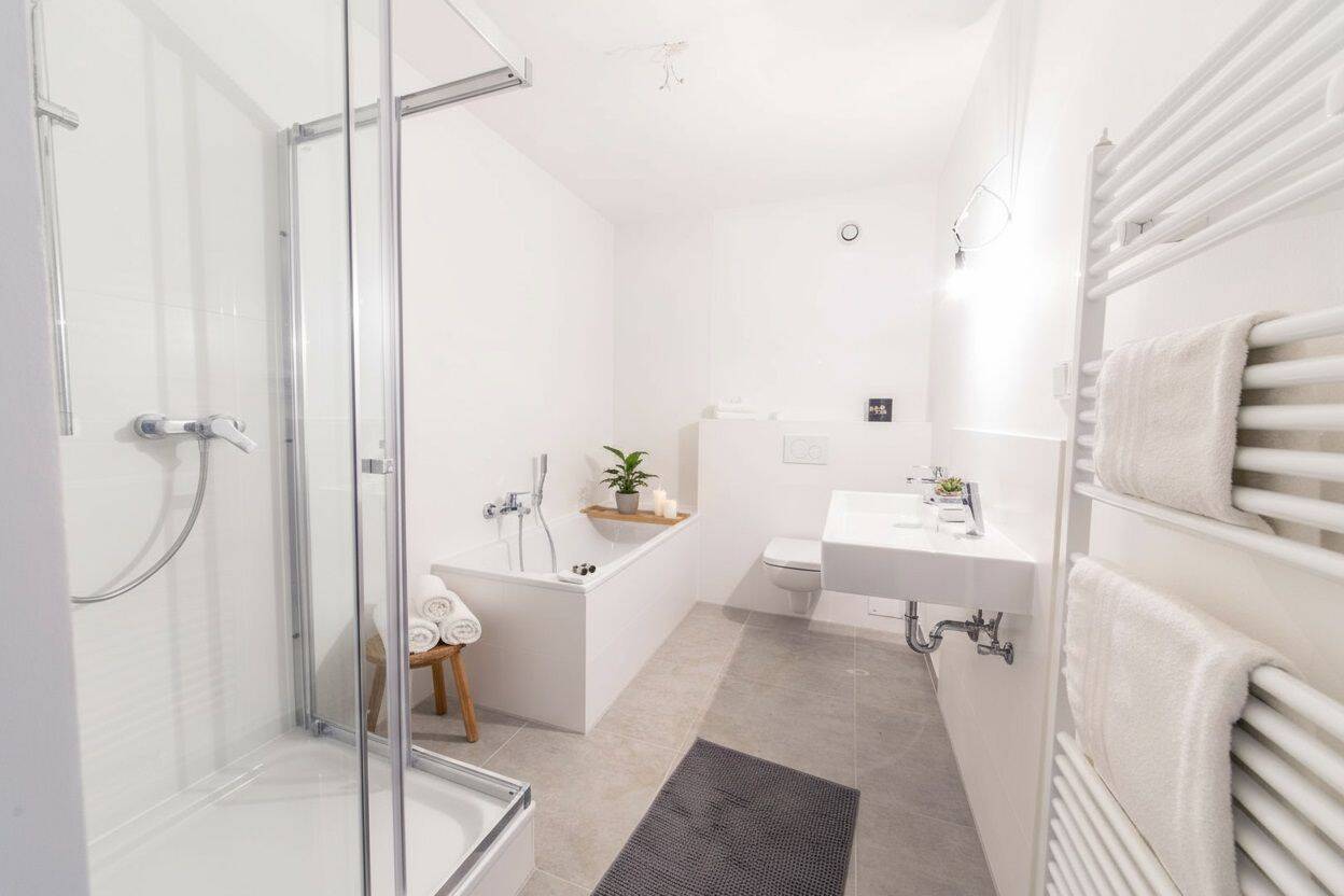 Kernsaniert & großzügig: Gartenwohnung mit 32 m² Terrasse und Privatgarten im Münchner Süden – München – Vorschaubild 8