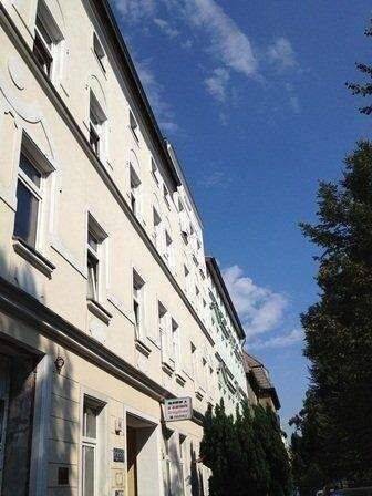 Wohnen in gemütlicher 3-Raum Dachgeschoss-Wohnung mit Einbauküche.