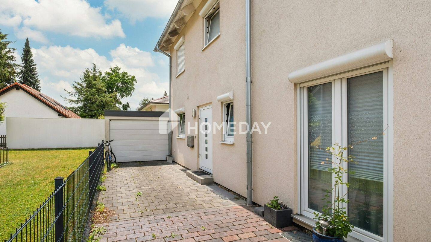 Gepflegt, durchdacht und naturnah: Repräsentative DHH mit Terrasse, Garten und Garage separat – München – Vorschaubild 2