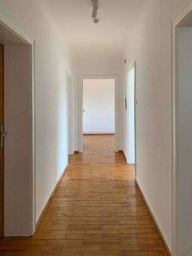 Hell, großzügig und mit Fernblick! 4-Zimmer-Wohnung mit Küche, Bad und Loggia in unmittelbarer Nähe zum Cottbusser Platz – Saarbrücken – Vorschaubild 2