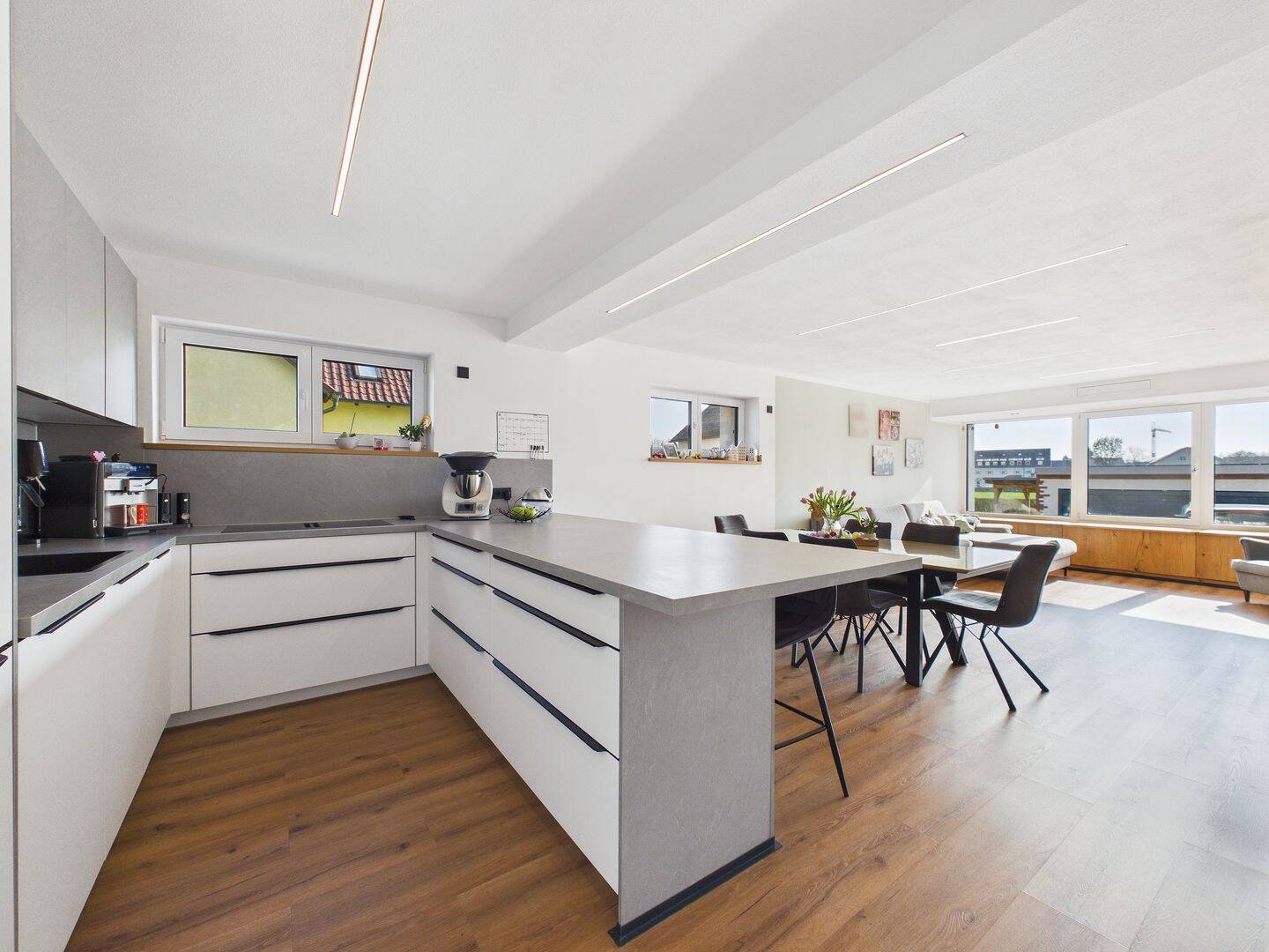 Luxuriöses Wohnensemble in Regensburg - kernsaniert, Pool, Outdoor-Kitchen & Grünblick! – Regensburg – Bild 1 von 9