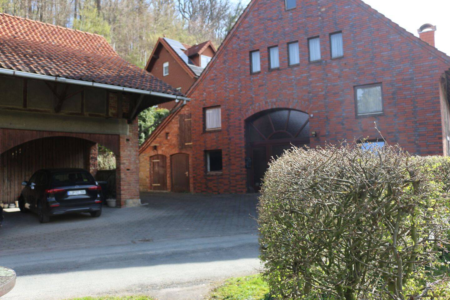 Bäuerliches Landhaus mit Remise und Bachlauf – Kalletal – Bild 1 von 7