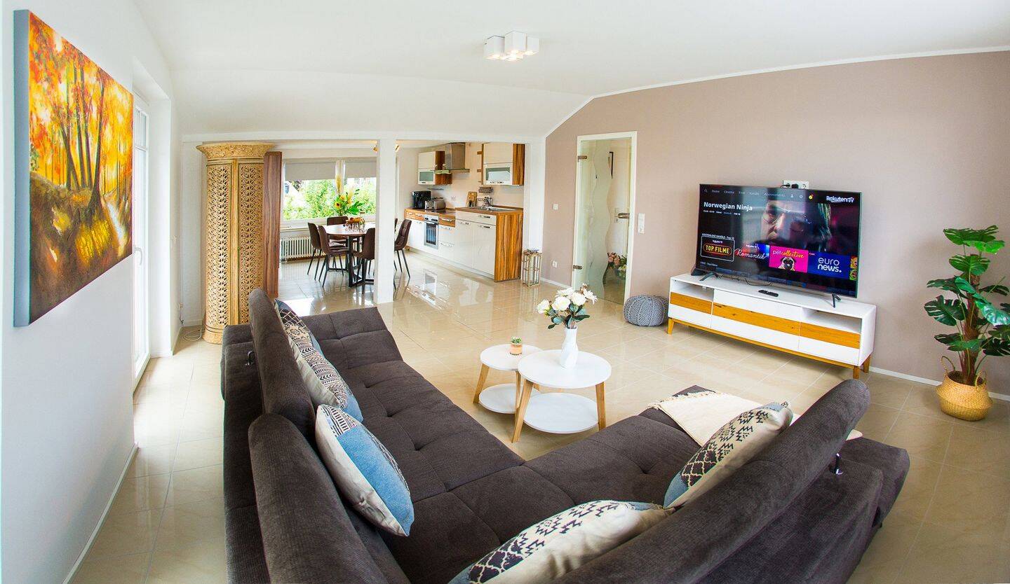 Möblierte, helle 4-ZKB mit Balkon. WG möglich