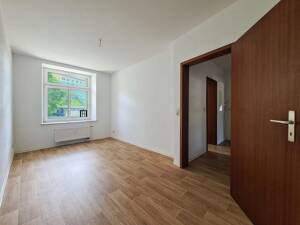 Komfortabel wohnen: Geräumige Wohnküche, überdachter Balkon & Bad mit Wanne/Dusche (Stellplatz mgl.) – 9130 Chemnitz – Vorschaubild 6