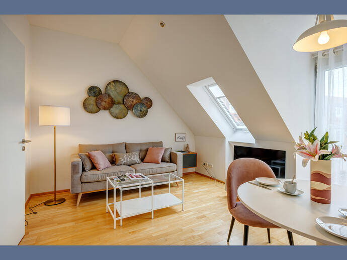 Möbliert: Wunderschöne Dachgeschosswohnung in Schwabing – München – Vorschaubild 2