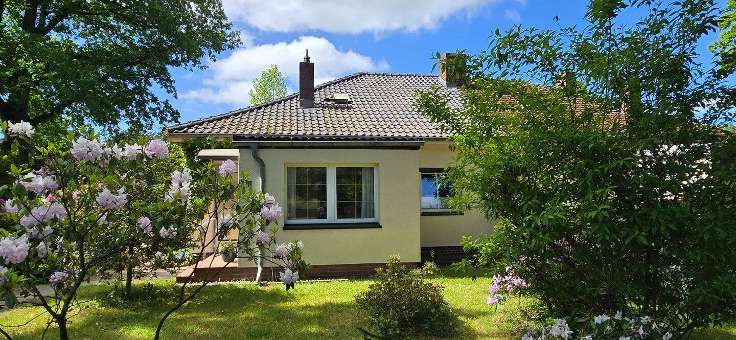 Wohnen im Grünen - Gepflegte Doppelhaushälfte mit Wintergarten und großem Grundstück bei Laage