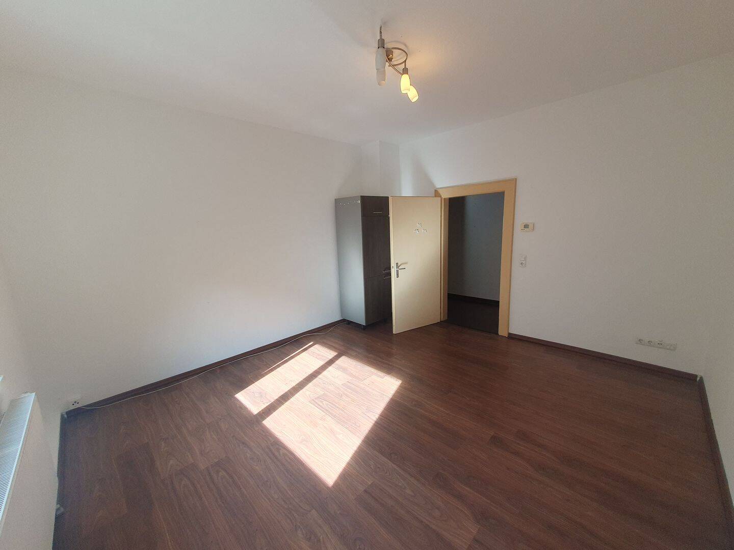 Variabel möblierte Wohnung mit neuem Mobiliar und allen Geräten – Nürnberg – Vorschaubild 3