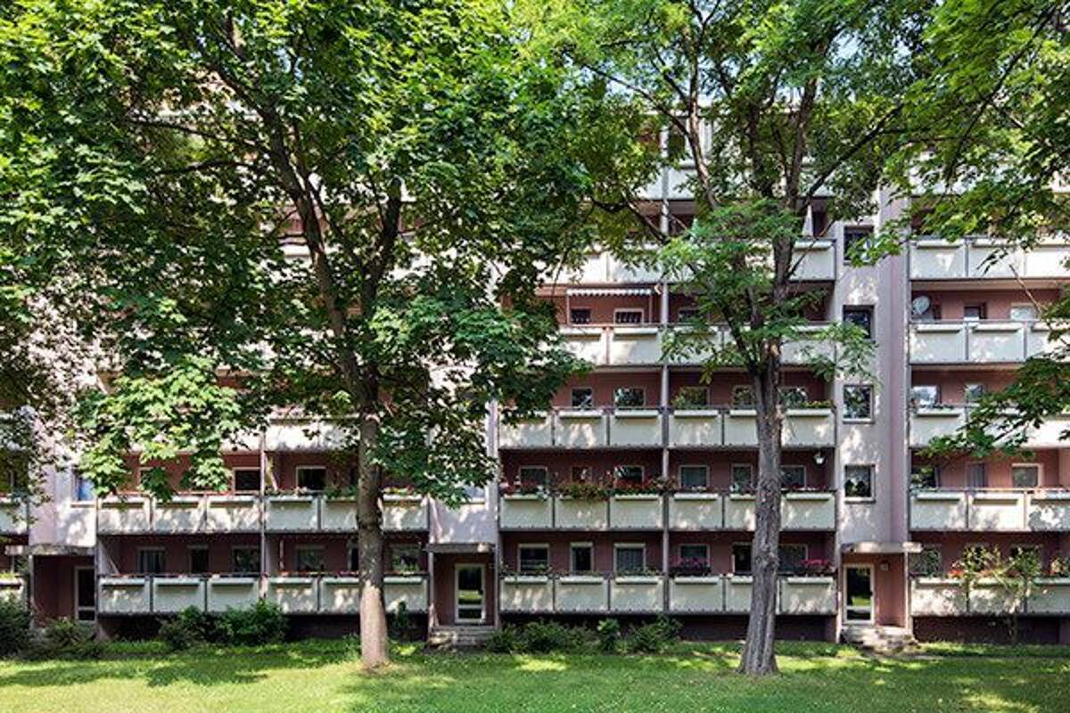 4-Zimmerwohnung in oberster Etage mit Aufzug und Balkon freut sich auf nette Mieter! – 1239 Dresden – Bild 1 von 4