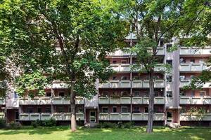 4-Zimmerwohnung in oberster Etage mit Aufzug und Balkon freut sich auf nette Mieter! – 1239 Dresden – Vorschaubild 1