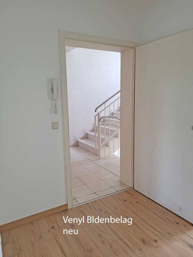 3-Zi.-Wohnung,-SW-Loggia, Wohnzimmer 26m², erneuert sind u. a. Bad + Flur-Bodenbelag, frei nach Vereinbarung – Nürnberg – Vorschaubild 9