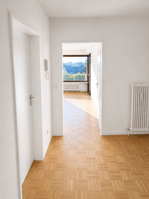 Moderne 2-Zimmer-Wohnung, komplett renoviert, mit neuer Küche, großem Balkon und Weitblick über die Trierer Innenstadt – 54290 Trier – Vorschaubild 3