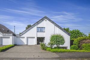 Freistehendes Ein/Zweifamilienhaus mit Doppelgarage und Blick über Aachen in Aachen-Haaren