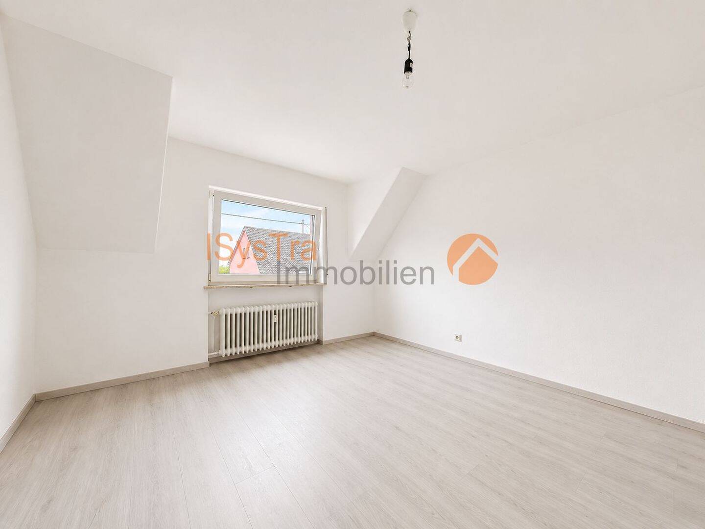 Einziehen und wohlfühlen: Neues Bad, Balkon und eigener Gartenbereich
