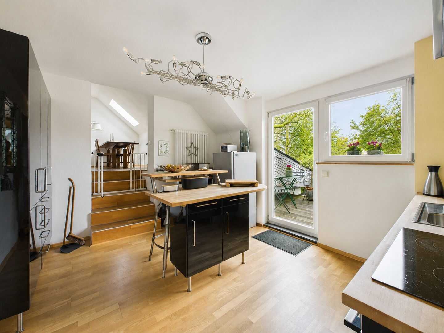 Exklusive Altbauwohnung mit Balkon, Gartenanteil und eigenem Stellplatz – Wiesbaden – Vorschaubild 4