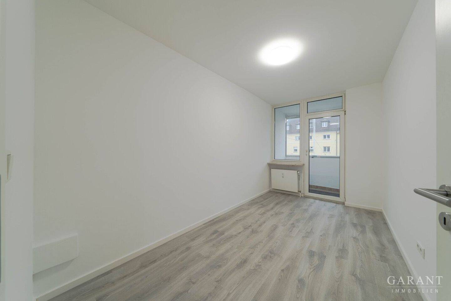 Lichtdurchflutete 3 Zimmer-Wohnung in München-Moosach - Mit Balkon, Loggia & moderner Sanierung – München – Vorschaubild 2