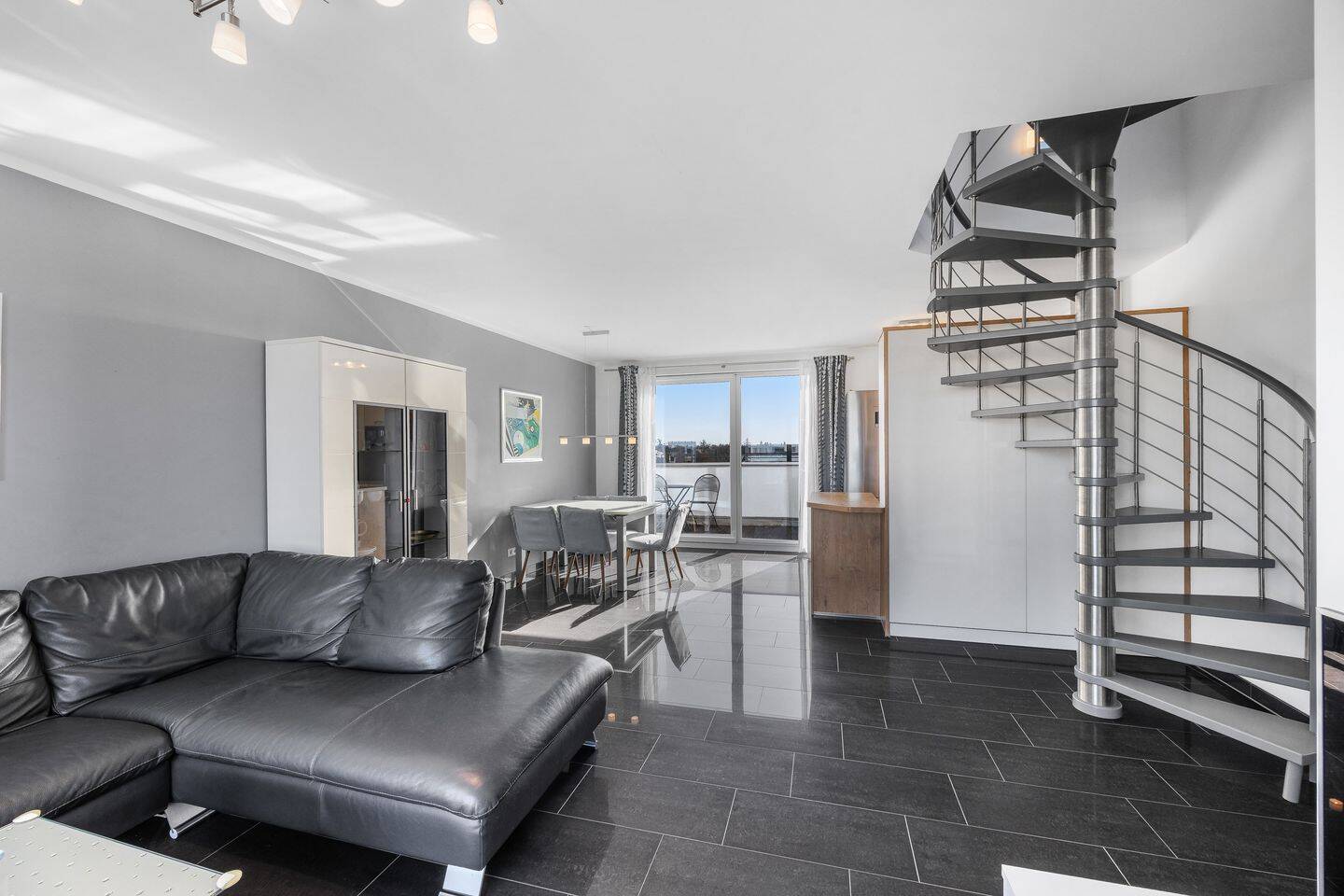 Sofort bezugsfrei: Exklusive Maisonette-Wohnung mit zwei Dachterrassen – München – Vorschaubild 4