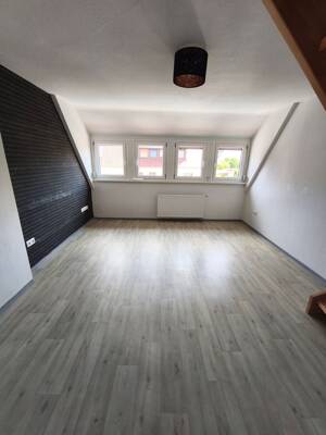 4 Zimmer Wohnung mit Einbauküche und eigenem Garten