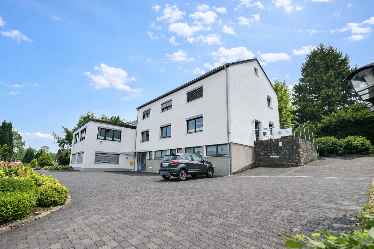 7,4% Renditepotential realisierbar! Laufend top modernisiert, energetisch saniert super zentral. – Bergneustadt – Bild 1 von 9