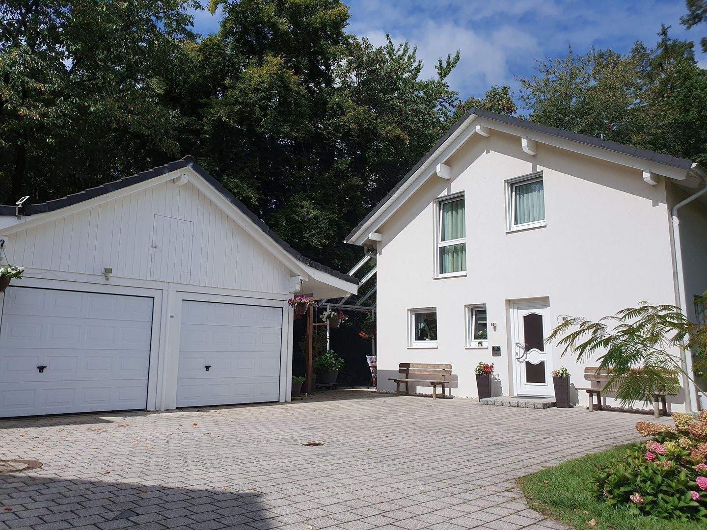 In GRÜNER und RUHIGER Lage -- Modernes EINFAMILIENHAUS mit 2 GARAGEN – Waldkraiburg – Bild 1 von 9