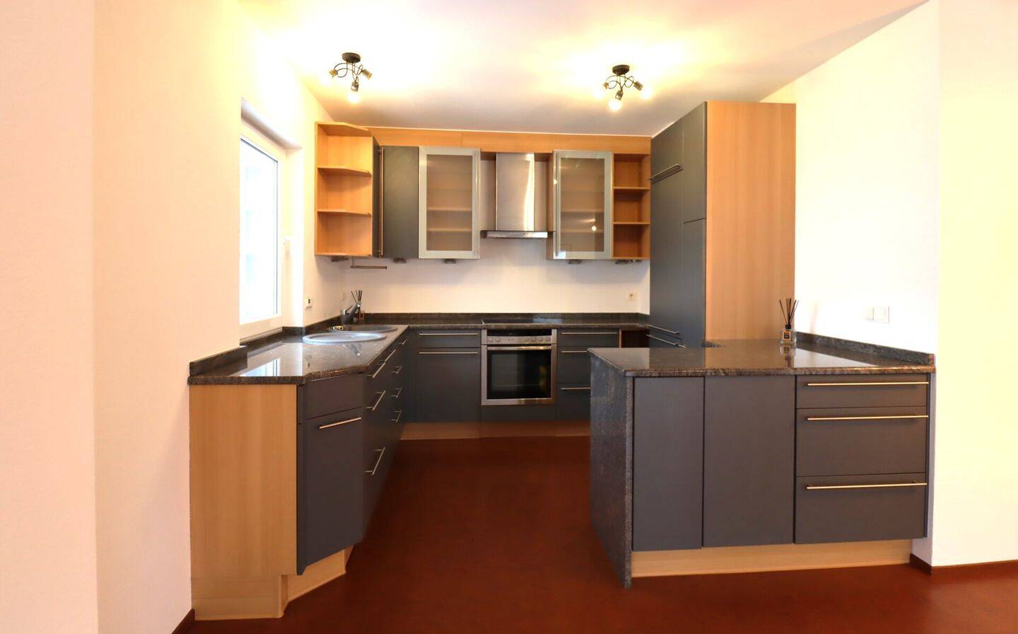 Attraktive 2-Zimmer-Wohnung mit Balkon, 2 TG-Stellplätzen und Ausbaupotenzial in Nürnberg-Wöhrd