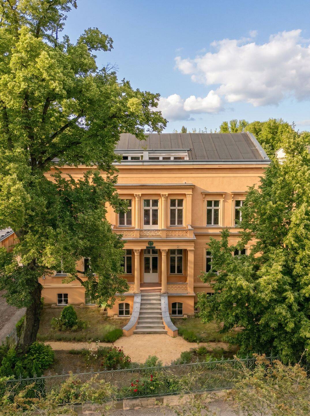 Historischer Charme in Bestlage - Beeindruckende Altbauwohnung mit Balkon
