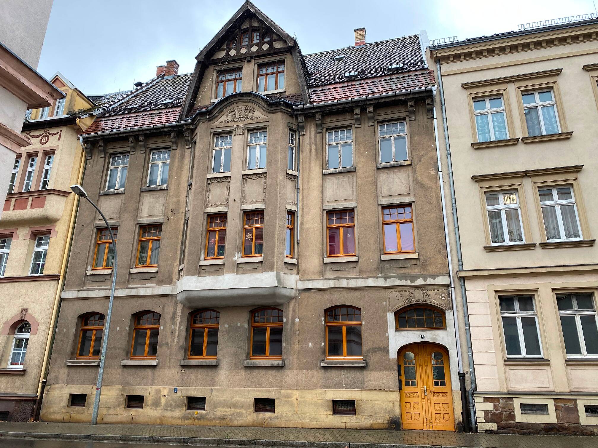Mehrfamilienhaus im Jugendstil, zentrale Lage, teilvermietet mit Sanierungs-AfA – Döbeln – Bild 1 von 9