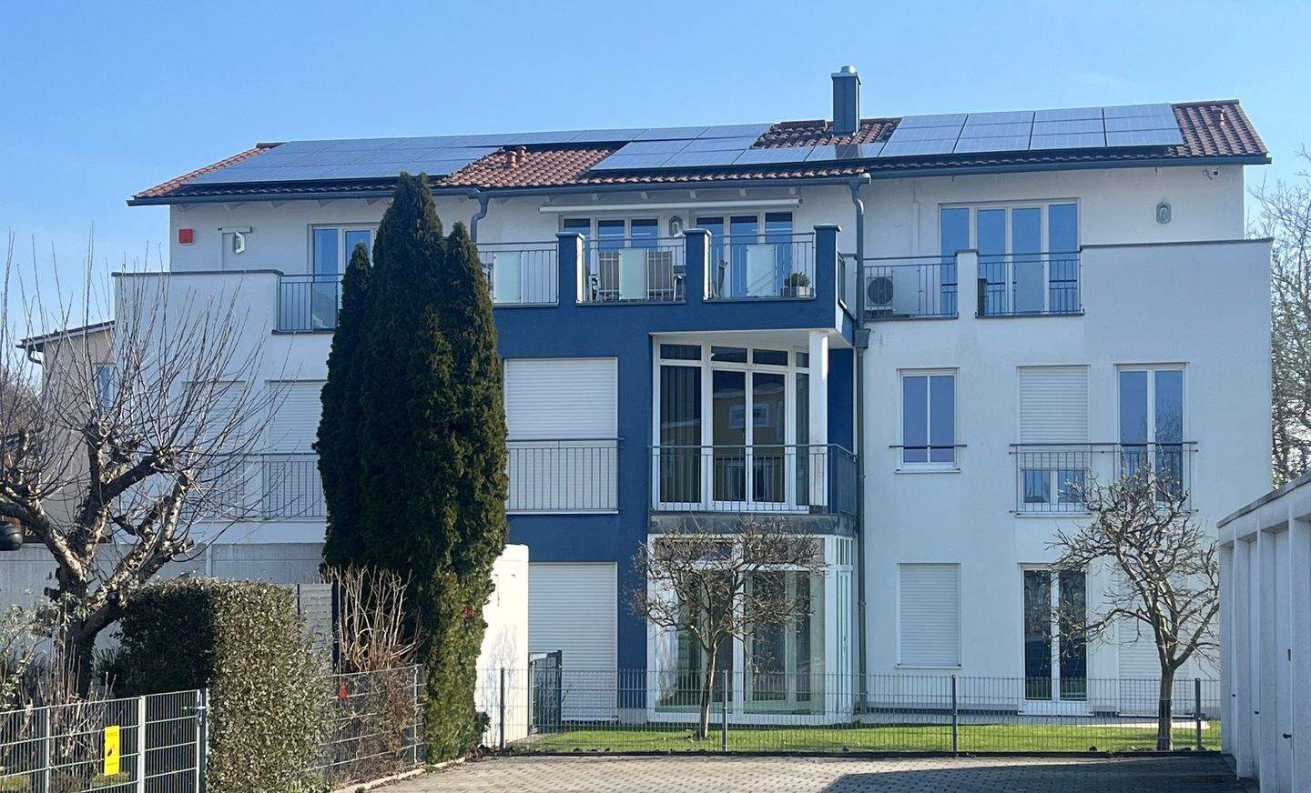 Büro-Wohngebäude in Stadtnähe