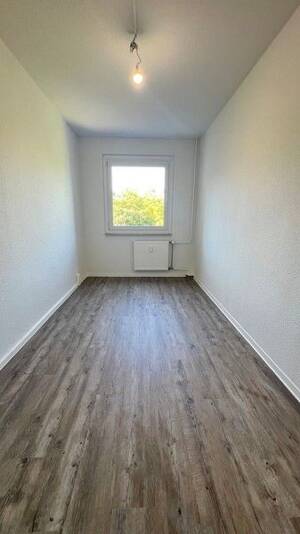 Perfekt für Sie: sofort bezugsfertige 4-Zimmerwohnung mit Balkon und Aufzug! – 1239 Dresden – Vorschaubild 9