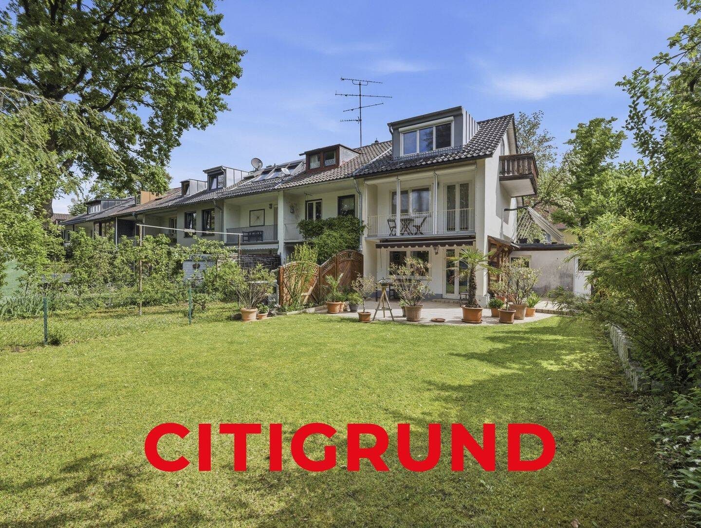 Ramersdorf - Sonnig. Familienorientiert. Modernisiert. - Reihenendhaus für Gartenliebhaber!