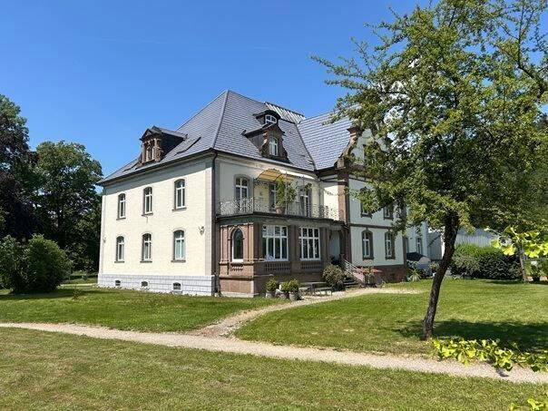 Stilvolle 5-Zimmer-Wohnung in historischer Villa mit Denkmalschutz auf großem Erbpachtgrundstück – Schopfheim – Vorschaubild 3