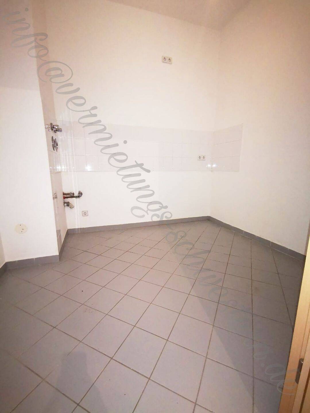 2 Zimmer- besonderes geschnittene Altbauwohnung in ruhiger Lage mit viel Platz – Chemnitz – Vorschaubild 3